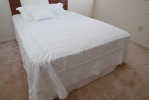 English Eyelets Design Bed Coverlet. Full Size. 84"x90"